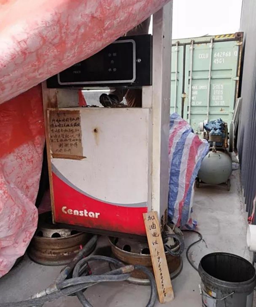 2018年11月1日，中央第三生態(tài)環(huán)境保護督察組進駐山東省開展&ldquo;回頭看&rdquo;。通過對相關部門走訪問詢，并抽查有關企業(yè)，發(fā)現(xiàn)山東省物流運輸企業(yè)違規(guī)使用普通柴油或其他高硫分燃油問題依然十分突出，柴油貨車尾氣污染嚴重。  一、基本情況  《大氣污染防治法》明確，禁止向汽車和摩托車銷售普通柴油以及其他非機動車用燃料。第一輪中央環(huán)保督察反饋指出，山東省以普通柴油替代車用柴油的情況較多，濱州等地市大量物流運輸企業(yè)違規(guī)使用普通柴油，尾氣污染問題突出。  為此，山東省整改方案要求，杜絕違規(guī)使用普通柴油的情況，并明確由原省工商局負責部署推進相應整改工作。原省工商局于2018年8月1日上報山東省環(huán)境保護督察反饋意見整改工作領導小組，聲稱該問題完成整改并銷號。  二、主要問題  督察發(fā)現(xiàn)，原山東省工商局作為整改責任主體沒有認真履行整改職責，未就整改工作進行部署推進，整改任務目標完全落空，全省物流運輸企業(yè)違規(guī)使用普通柴油或高硫分燃油問題依然普遍存在。  （一）違規(guī)售油無人管。督察組抽查3個地市的4家煉化公司，發(fā)現(xiàn)這些煉化公司違規(guī)大量向物流運輸企業(yè)銷售普通柴油或其他高硫分燃油，導致這些柴油大量替代車用柴油使用，污染嚴重。2018年，東營齊潤化工有限公司將3萬余噸硫含量近2000mg/kg的常壓柴油售給物流運輸企業(yè)和加油站，墾利石化有限公司也將3萬余噸硫含量2000-3000mg/kg的燃油售給相關物流運輸企業(yè)和加油站，硫含量最高超標約300倍。2017年中央環(huán)保督察以來，山東匯豐石化集團有限公司將近40萬噸普通柴油銷往多家物流運輸企業(yè)，濰坊市昌邑石化有限公司將5萬余噸國Ⅳ和國Ⅴ的普通柴油售給物流運輸企業(yè)。現(xiàn)場抽查發(fā)現(xiàn)，物流運輸企業(yè)多數(shù)在自身停車場內(nèi)私自安裝加油裝置，將所購違規(guī)油品自用，昌邑市盛宏物流有限公司甚至違法轉(zhuǎn)售其他社會車輛。   圖1 昌邑市盛宏物流有限公司在停車場內(nèi)私設加油裝置  （二）督察整改做樣子。原省工商局作為督察整改的責任主體，接受任務時服從安排，實際整改時做做樣子。督察反饋明確指出問題主要是煉化公司違法向物流運輸企業(yè)銷售普通柴油替代車用柴油使用，導致汽車尾氣污染。但原省工商局等部門整改時僅部署對加油站和成品油倉儲批發(fā)企業(yè)的檢查，沒有將煉化公司到物流運輸企業(yè)的黑色鏈條作為查處對象。整改工作指東打西，真正問題沒有觸及。另外，整改方案明確的目標是&ldquo;強化日常監(jiān)督管理，杜絕違規(guī)使用普通柴油&rdquo;；但原省工商局擅自在銷號材料中將目標改為&ldquo;針對加油站開展專項整治行動&rdquo;，以此蒙混過關，虛假銷號。   圖2 原省工商局在銷號確認表上弄虛作假  （三）執(zhí)法監(jiān)管走過場。2017年以來，山東省各市共打擊取締非法加油點近2000家，但僅對涉案物流運輸企業(yè)進行了處罰，未能以此為線索追根溯源，對源頭煉化公司違規(guī)售油問題進行查處，煉化企業(yè)到物流運輸企業(yè)的黑色鏈條始終未被斬斷。  一些煉化企業(yè)長期游離于監(jiān)管之外，缺乏對法律的敬畏。2018年8月，生態(tài)環(huán)境部調(diào)研發(fā)現(xiàn)中國化工集團山東昌邑石化有限公司涉嫌違法生產(chǎn)銷售國Ⅳ普通柴油，但在進一步調(diào)查時，企業(yè)拒絕配合，不提供相關臺賬，并臨時編造相關記錄。&ldquo;回頭看&rdquo;進駐后，督察組再次現(xiàn)場檢查，要求企業(yè)提供儲運臺賬，企業(yè)依然拒絕提供，并繼續(xù)編造謊言，提供虛假材料，性質(zhì)十分惡劣。  對此，濰坊市查處不嚴不實，甚至試圖蒙混過關。在督察組兩次督導后，查處工作依然走過場，在未調(diào)度企業(yè)生產(chǎn)記錄和儲運臺賬等關鍵證據(jù)的情況下，即采信企業(yè)說法，甚至未調(diào)閱生產(chǎn)記錄就作出該企業(yè)2018年未生產(chǎn)銷售國Ⅳ普通柴油的結論。直到督察組再次督導、進一步明確要求后才加大查處力度，發(fā)現(xiàn)該企業(yè)2018年實際以燃料油名義違規(guī)銷售國Ⅳ普通柴油4萬多噸。  三、原因分析  原山東省工商局不在整改落實中下功夫，反而在整改銷號上動腦筋，表面整改，虛假整改問題突出。  山東省有關地市不敢動真碰硬，對違法銷售不合格油品的黑色鏈條整治不力，未能對油品來源追根溯源，未對煉化企業(yè)的違法行為依法查處。